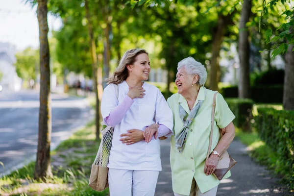 Ritratto Badante Con Donna Anziana Passeggiata Nel Parco — Foto Stock