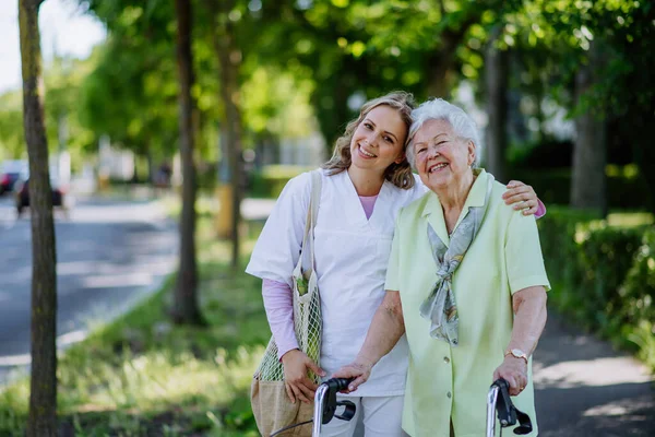 Portret Van Verzorger Met Oudere Vrouw Wandeling Park — Stockfoto