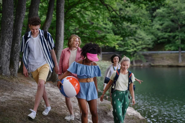 Grupo Jóvenes Amigos Viaje Campamento Cerca Del Lago Verano —  Fotos de Stock