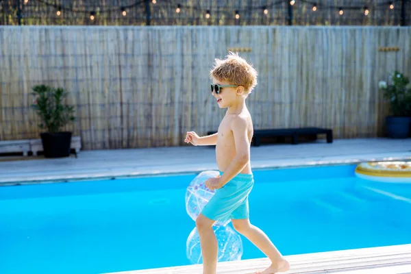 Yüzme Havuzunda Koşuştururken Eğlenen Mutlu Bir Çocuk Çocuklar Için Yaz — Stok fotoğraf