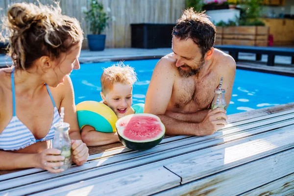 Happy Little Boy His Parents Backyard Swimming Pool Enjoying Refreshments — Stock Fotó