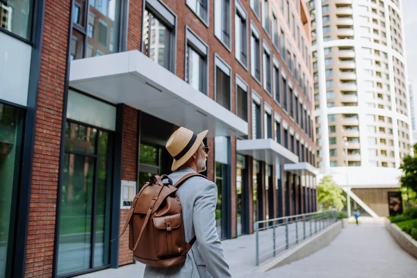 Rear View Man Wearing Straw Hat Backpack Walking Street Businessman - Stock-foto