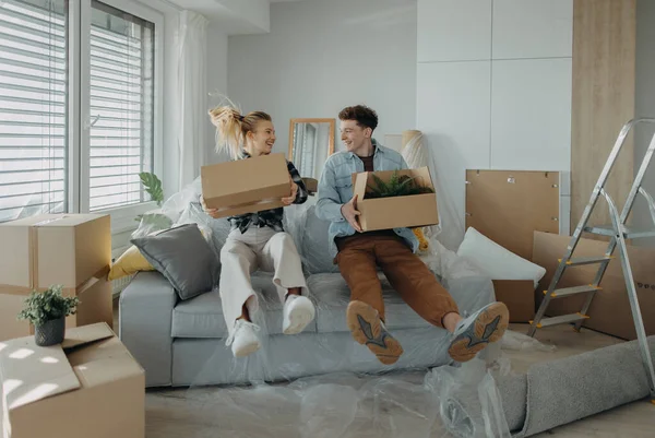 Una Alegre Pareja Joven Nuevo Apartamento Llevando Cajas Concepción Movimiento — Foto de Stock