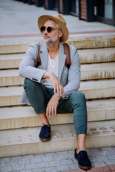 Confident Man Wearing Straw Hat Backpack Sitting Stairs Businessman Casual — ストック写真