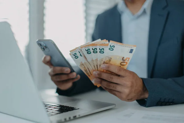 Een Zakenman Met Eurogeld Zijn Handen Werkt Aan Een Toetsenbord — Stockfoto