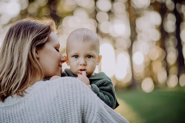 Een Moeder Met Haar Zoontje Gebreide Trui Tijdens Een Wandeling — Stockfoto