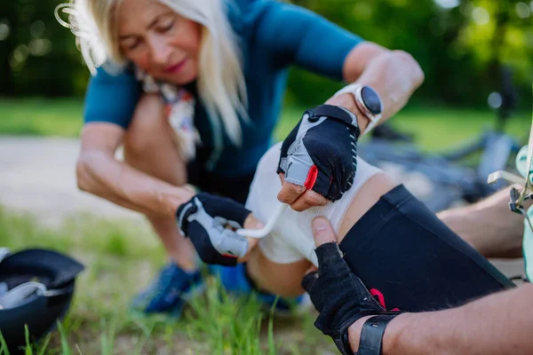 Een Oudere Vrouw Helpt Een Man Nadat Hij Van Fiets — Stockfoto