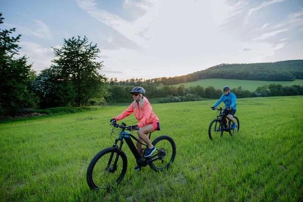 Una Coppia Anziani Attivi Sella Biciclette Elettriche Sul Sentiero Parco — Foto Stock