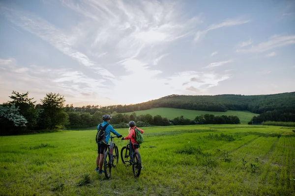 Couple Personnes Âgées Actives Vélo Électrique Sur Chemin Parc Été — Photo