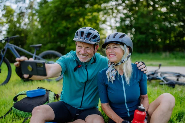 Casal Sênior Ativo Descansando Após Passeio Bicicleta Parque Verão Sentado — Fotografia de Stock