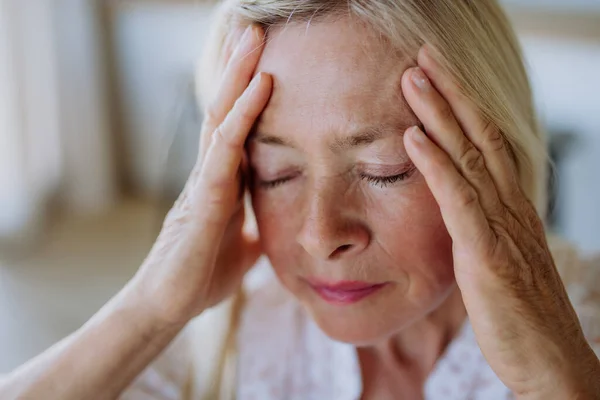 Porträt Einer Attraktiven Seniorin Die Mit Kopfschmerzen Hause Auf Einem — Stockfoto