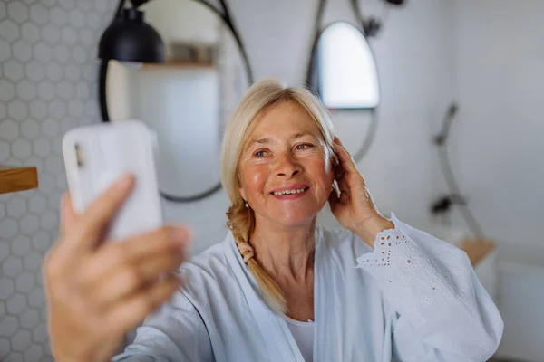 Eine Fröhliche Seniorin Bademantel Hört Musik Bad Entspannungs Und Wellness — Stockfoto