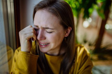 Depresyonda olan ve evde ağlayan bir kadın..
