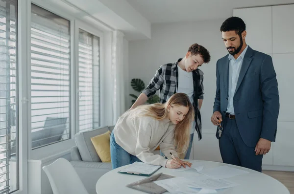 Una Giovane Coppia Firma Contratto Quando Acquista Loro Nuova Casa — Foto Stock