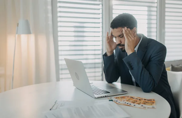 Depresyonda Olan Bir Işadamı Ofis Masasında Bilgisayarla Çalışarak Avro Parası — Stok fotoğraf