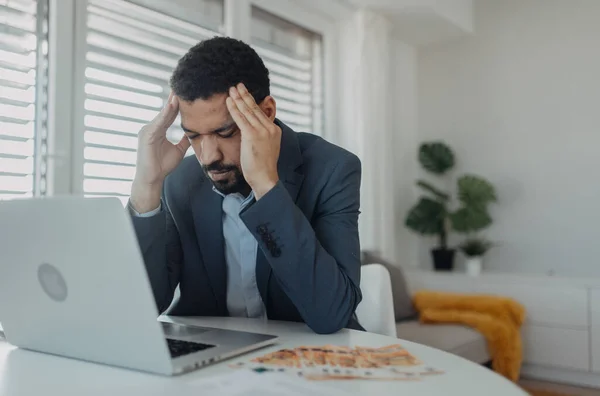Depresyonda Olan Bir Işadamı Ofis Masasında Bilgisayarla Çalışarak Avro Parası — Stok fotoğraf
