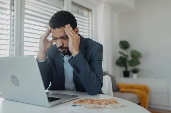 Homem Negócios Deprimido Contando Euro Dinheiro Trabalhando Computador Mesa Escritório — Fotografia de Stock