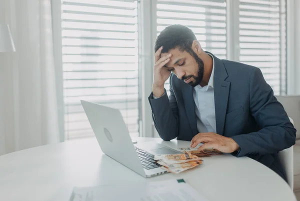 Homem Negócios Deprimido Contando Euro Dinheiro Trabalhando Computador Mesa Escritório — Fotografia de Stock