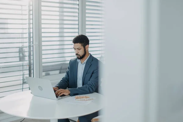 Hombre Negocios Deprimido Contando Dinero Euros Trabajando Computadora Escritorio Oficina — Foto de Stock