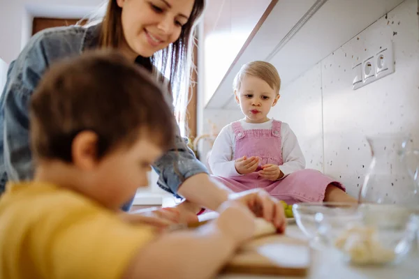 Een Moeder Van Twee Kleine Kinderen Die Thuis Ontbijt Klaarmaakt — Stockfoto