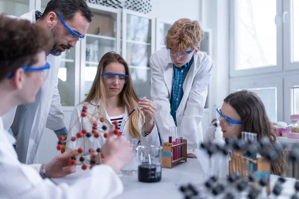 Estudantes Ciências Com Professor Que Faz Experiências Reação Química Laboratório — Fotografia de Stock