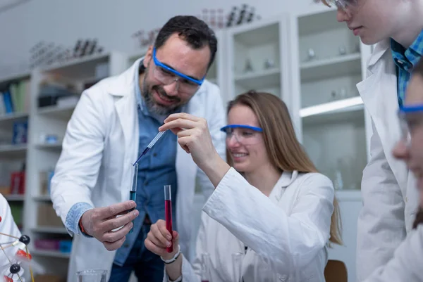 Estudantes Ciências Que Fazem Uma Experiência Química Laboratório Universidade — Fotografia de Stock