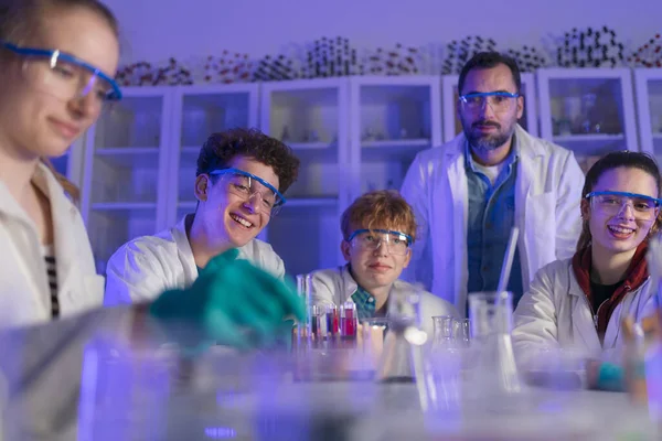 Bir Öğretmenle Fen Bilimleri Öğrencileri Üniversitedeki Laboratuvarda Kimyasal Reaksiyon Deneyi — Stok fotoğraf