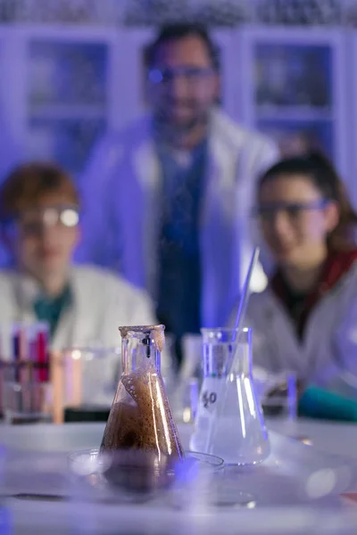 Estudantes Ciências Com Professor Que Faz Experiências Reação Química Laboratório — Fotografia de Stock