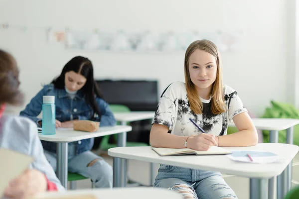 Középiskolás Diákok Figyelnek Osztályban Ülnek Asztalukban Jegyzeteket Írnak Vissza Iskolai — Stock Fotó