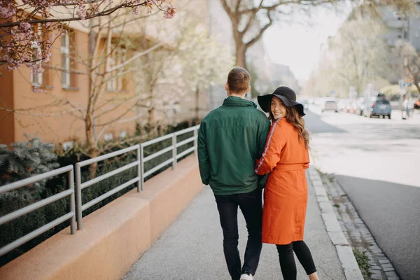 Bakifrån Syn Unga Par Förälskade Promenader Utomhus Stadens Gata Hålla — Stockfoto