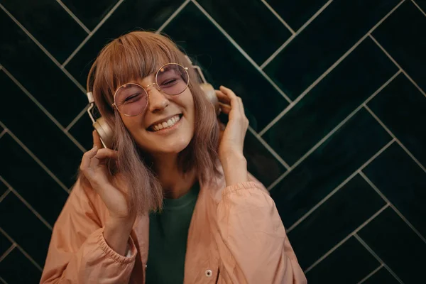 Una Joven Que Usa Auriculares Disfruta Escuchando Música Interior — Foto de Stock