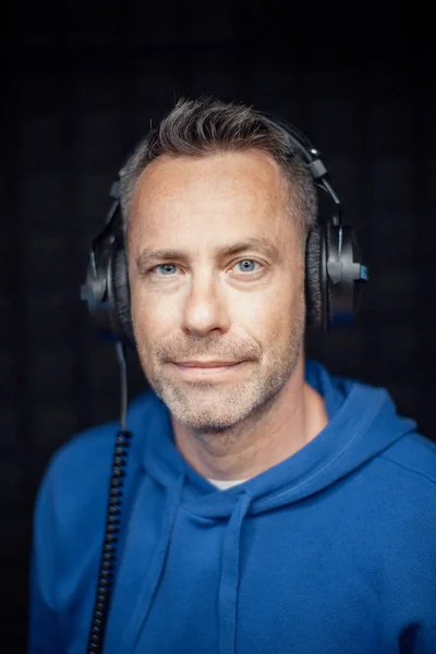 Retrato Apresentador Rádio Masculino Com Fones Ouvido Com Braços Cruzados — Fotografia de Stock