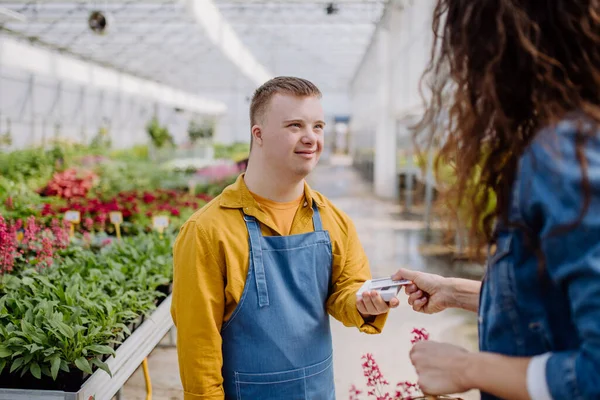 Joven Empleado Feliz Con Síndrome Que Trabaja Centro Jardinería Recibiendo — Foto de Stock