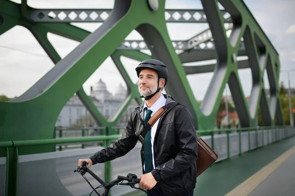 Biznesmen Dojeżdżający Pracy Jazda Rowerze Przez Most Koncepcja Zrównoważonego Stylu — Zdjęcie stockowe