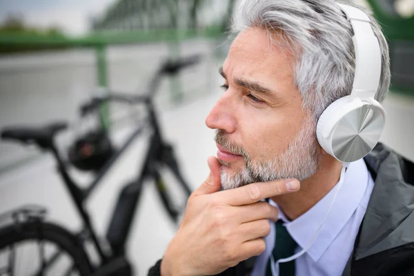 Homem Negócios Com Bicicleta Sentado Banco Ouvindo Música Descansando Conceito — Fotografia de Stock