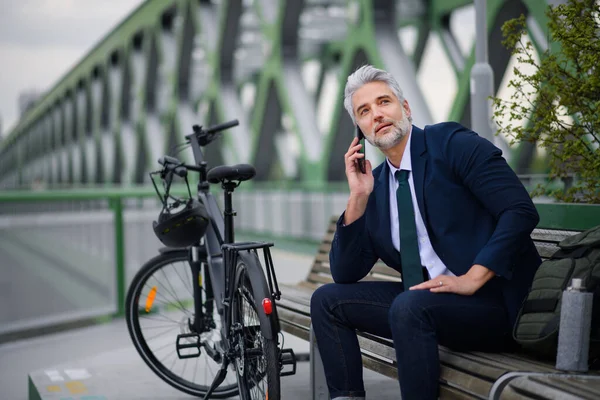 Hombre Negocios Con Bicicleta Sentado Banco Usando Teléfono Inteligente Concepto — Foto de Stock