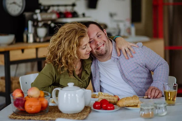 Portrét Šťastného Muže Downovým Syndromem Svou Matkou Doma Společné Snídani — Stock fotografie