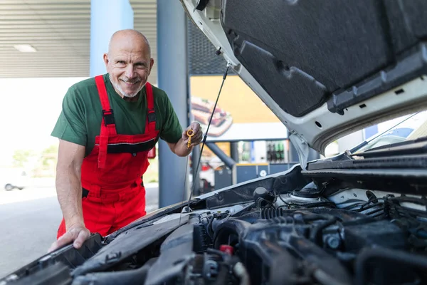 Een Senior Monteur Controleert Het Oliepeil Automotor — Stockfoto