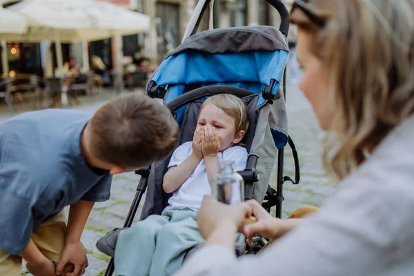 Mother Little Brother Calming Crying Girl Sitting Stroller While Walking — Stock Photo, Image