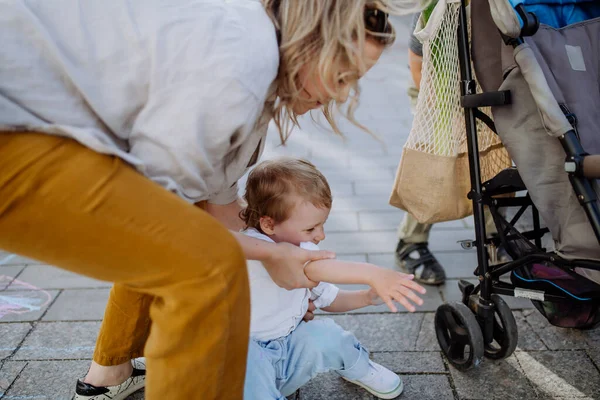 Young Mother Zero Waste Shopping Bag Her Children Walking City — Stockfoto