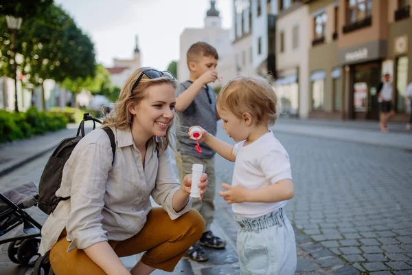 Egy Fiatal Anya Játszik Gyerekeivel Buborékokat Fúj Város Utcáin Nyáron — Stock Fotó
