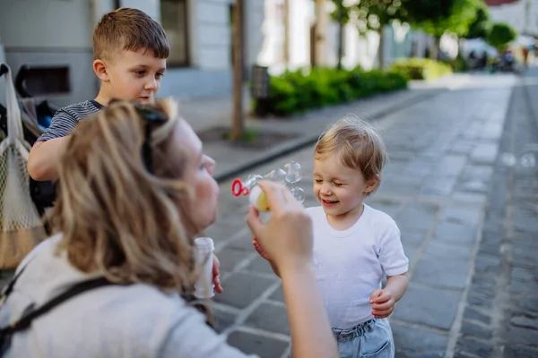 Une Jeune Mère Joue Avec Ses Enfants Soufflant Des Bulles — Photo