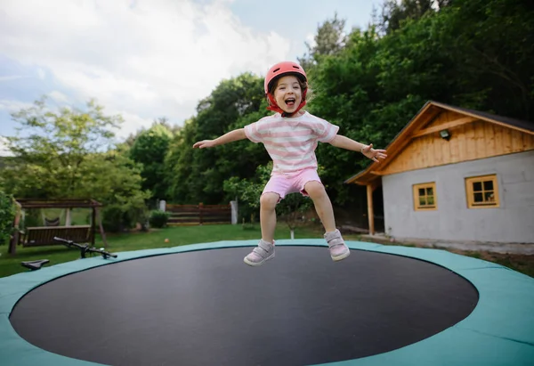 Little Child Enjoys Jumping Trampoline Backyard — Foto Stock