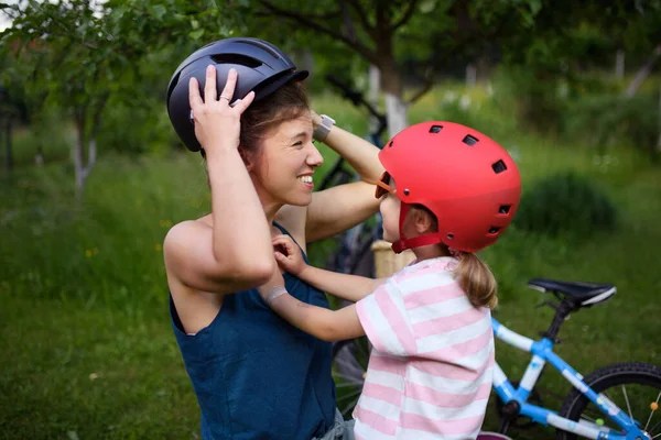 Una Giovane Famiglia Con Bambini Piccoli Che Prepara Giro Bicicletta — Foto Stock