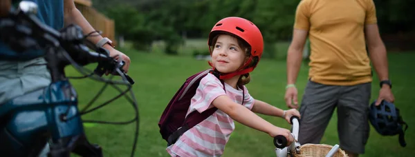 Una Giovane Famiglia Con Bambini Piccoli Che Prepara Giro Bicicletta — Foto Stock