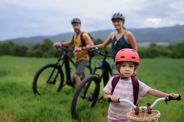 Portrait Excited Little Girl Her Family Backround Riding Bike Path — ストック写真