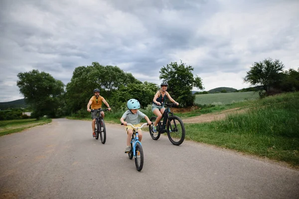 Una Giovane Famiglia Con Bimbo Sella Biciclette Strada Paese Estate — Foto Stock
