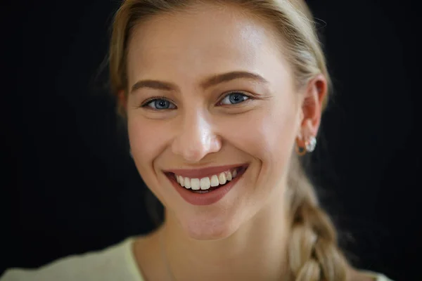 Portrait Beautiful Blond Young Woman Looking Camera Smiling Black Background — Stockfoto