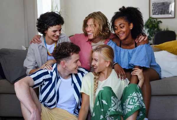 Retrato Diversos Grupos Amigos Com Raças Mistas Divertindo Juntos Dentro — Fotografia de Stock