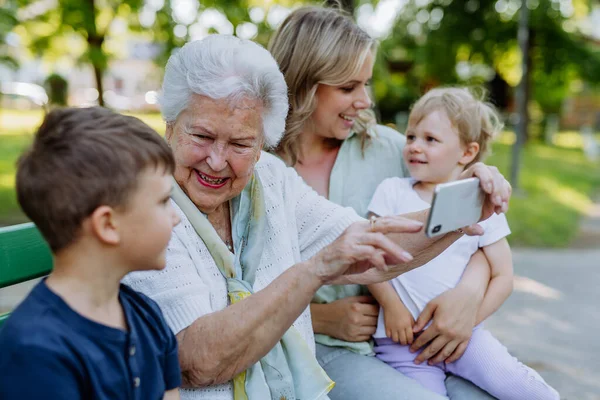 Eine Urgroßmutter Macht Ein Selfie Mit Ihrer Enkelin Und Ihren — Stockfoto